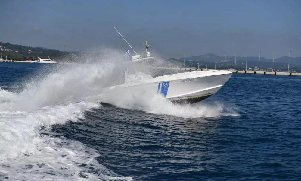 Χαλκίδα: Τα ξημερώματα οι μετανάστες μεταφέρθηκαν από το Λιμνιώνα στο Λιμεναρχείο Χαλκίδας(ΦΩΤΟ)